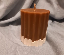Рифлена свічка на бетоні